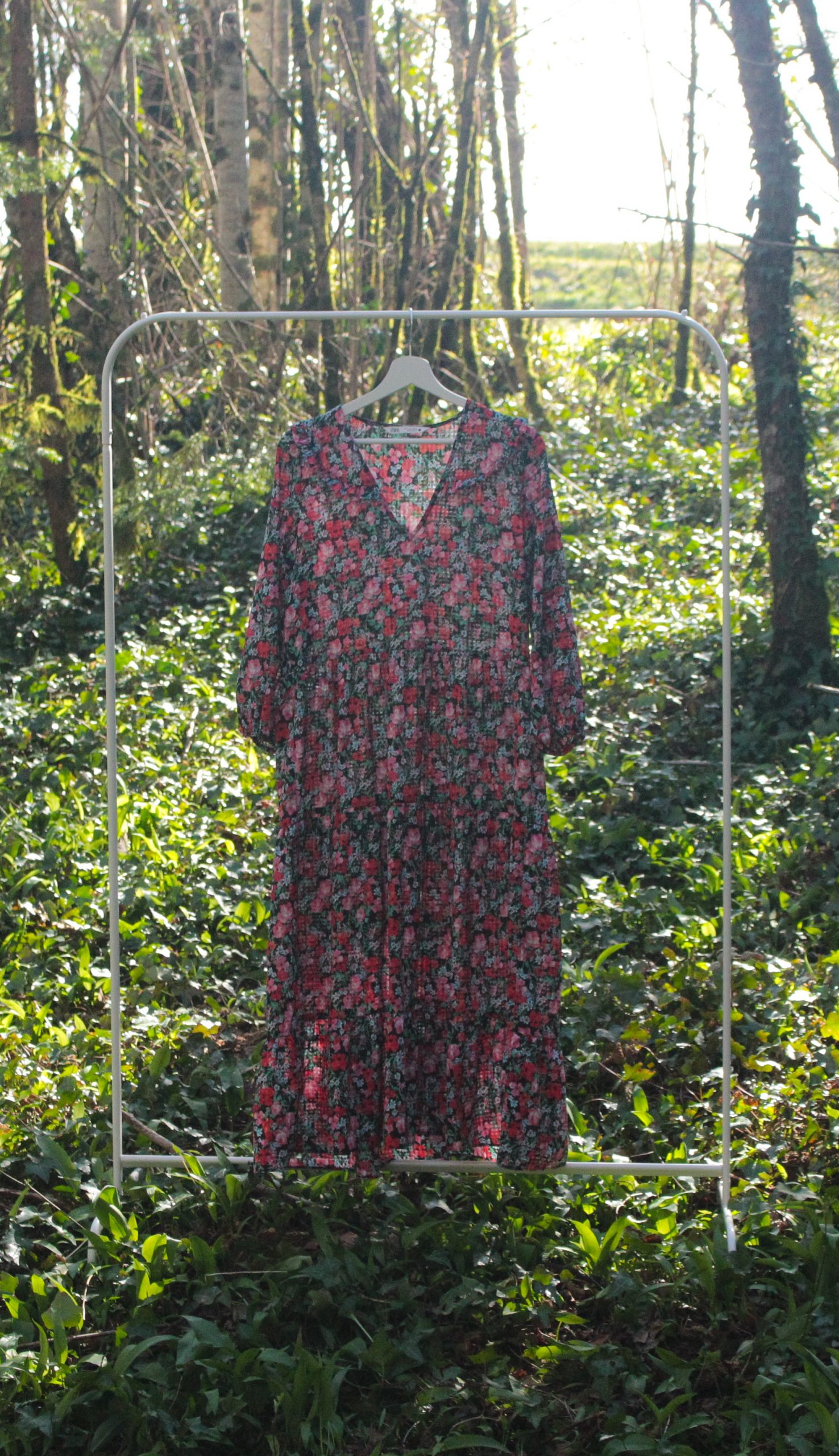 Robe fluide voile noire fleurie Zara – Taille S