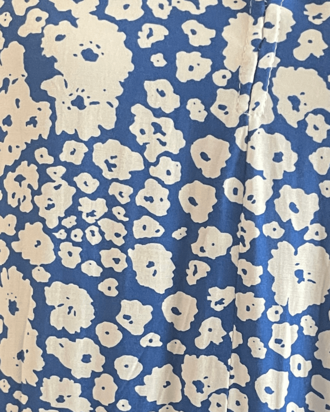 Robe fluide fleurie bleu foncé – Taille unique estimée S/M – Image 3